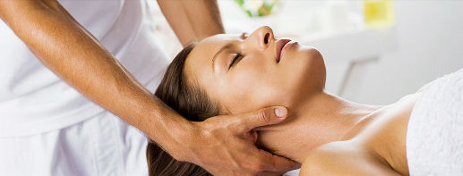 masaż leczniczy kręgosłupa poprawia ruchomość pacjenta z lumago